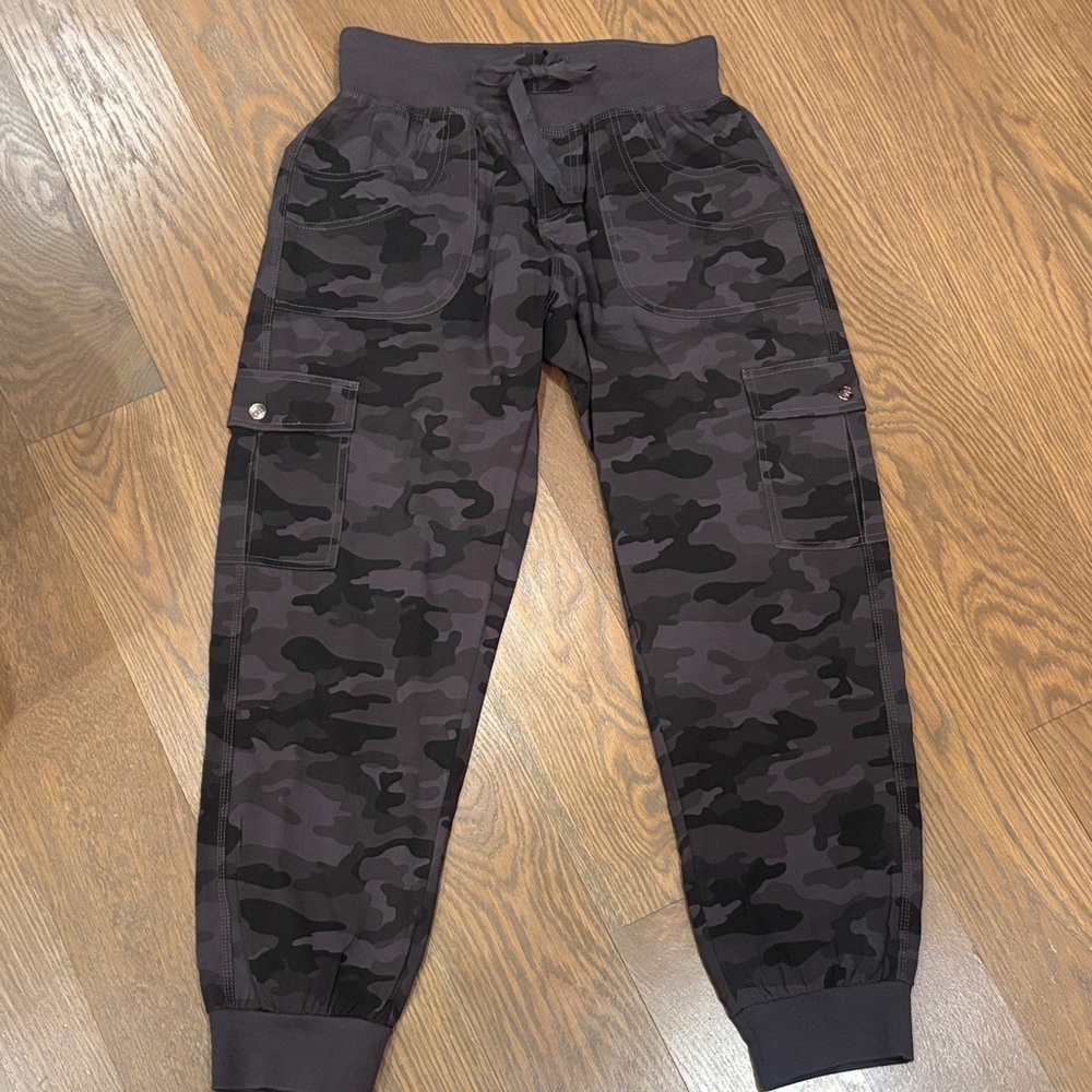 Women's MoFiz Medium Black Camo Cargo Joggers - Picture 4 of 6